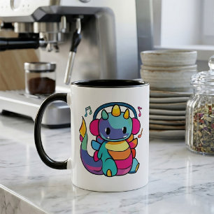 Taza Dragón feliz con auriculares escuchando música.