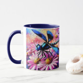 Taza Dragonfly impresionista sobre la floral de Daisies