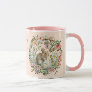 Taza Dulce conejo de Pascua en las flores de primavera