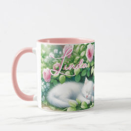 Taza Dulce Napping White Kitten bajo un Bush Rosa