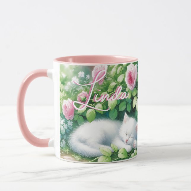 Taza Dulce Napping White Kitten bajo un Bush Rosa (Izquierda)