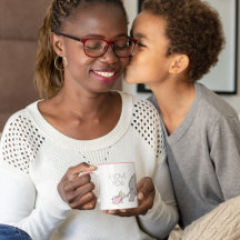 Dumbo que sigue a su mamá de cerca