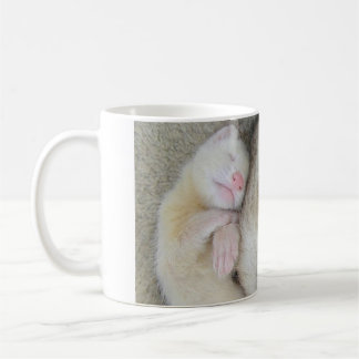 Taza durmiente del hurón de la mamá y del bebé
