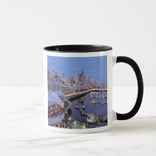 Taza Dusk en el puerto de Bell en Seattle, Washington.
