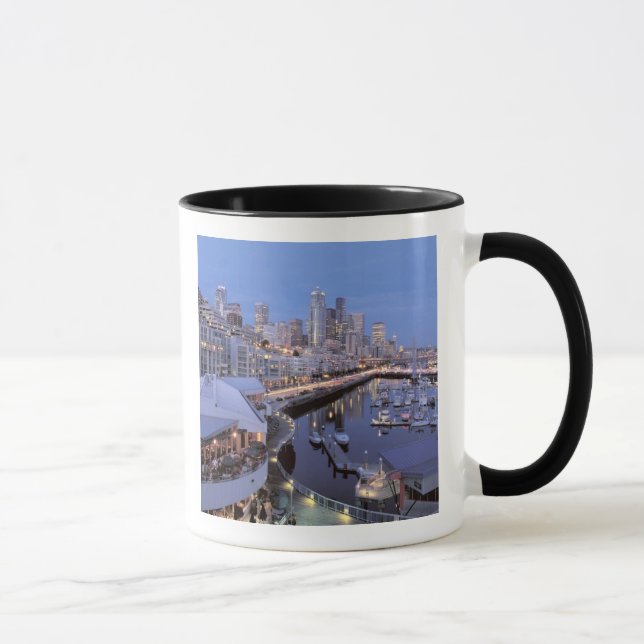Taza Dusk en el puerto de Bell en Seattle, Washington. (Derecha)