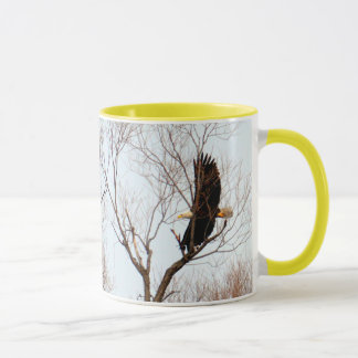 Taza Eagle calvo americano que circunda la jerarquía