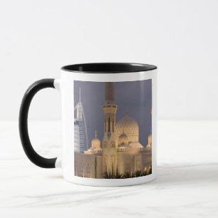 Taza EAU, Dubái. Mezquita por la tarde con Burj al Arab