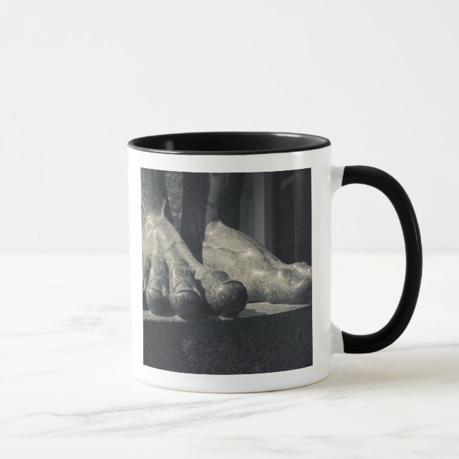 Taza edificio grande del Ermitage, pie de escultura (Derecha)