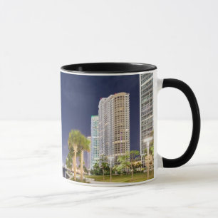 Taza Edificios a lo largo del río Riverwalk de Miami