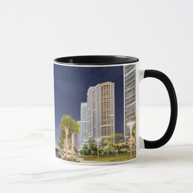 Taza Edificios a lo largo del río Riverwalk de Miami (Derecha)