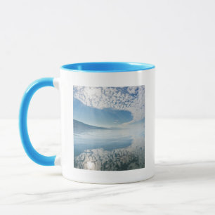 Taza EE. UU., Alaska, Bahía Freshwater. Nubes Reflejada