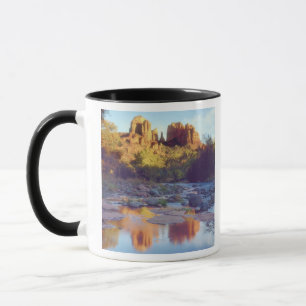 Taza EE. UU., Arizona, Sedona. Cathedral Rock reflejánd
