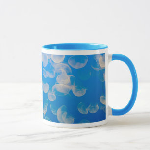 Taza EE. UU., California. Medusas en la bahía de Monter