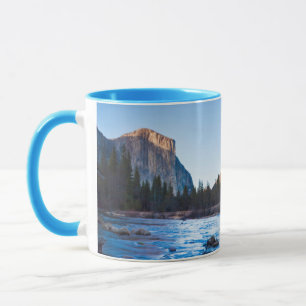 Taza EE. UU., California. Reflejos rocosos en Merced