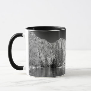 Taza EE. UU., California. Vista del valle de Yosemite