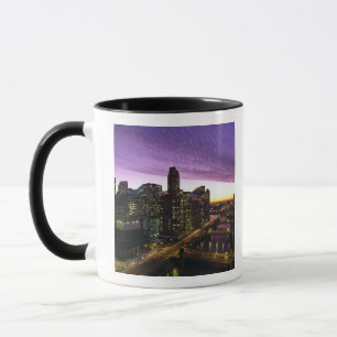 Taza EE.UU., IL, Chicago. Esquina y río de Chicago