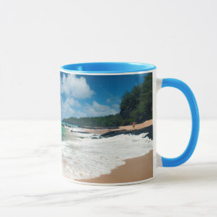 Taza EE. UU., Kauai, Hawái. Una mujer pasea por las roc