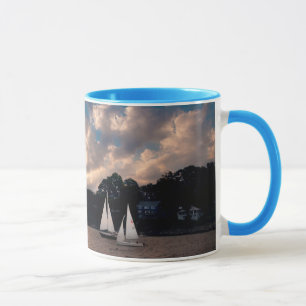 Taza EE. UU., Massachusetts. Vela al atardecer