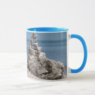 Taza EE. UU., Michigan. Torres de piedra en la playa