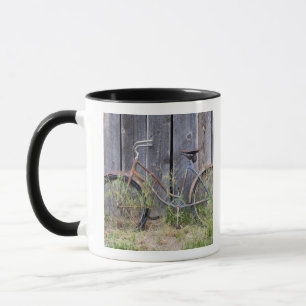 Taza EE.UU., Oregón, Bend. Una bicicleta vieja y ruino