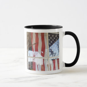 Taza EE. UU., Oregón, Shaniko. Bandera en la ventana ju