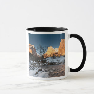 Taza EE. UU., Utah, Parque Nacional Zion. Amanecer en l