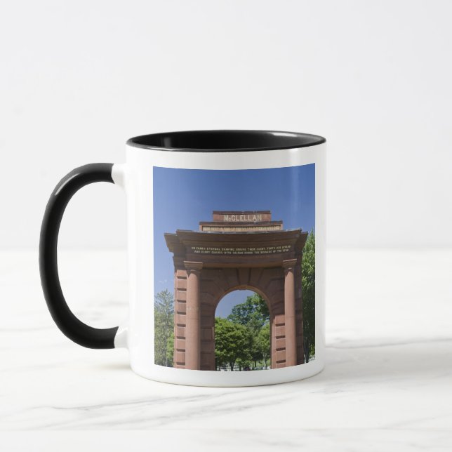 Taza EE. UU., VA, Arlington. Puerta McClellan en Arling (Izquierda)