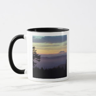 Taza EE. UU., Washington. Monte St. Helens visto a trav