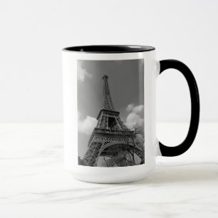 Taza Eiffel nublado en blanco y negro, 2015