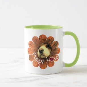 Taza El amor de los cachorros sale de la flor