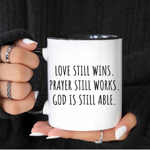 Taza El amor todavía gana la oración aún funciona