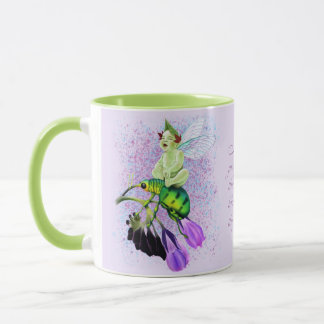 Taza El bebé se ríe en la camioneta de escarabajo