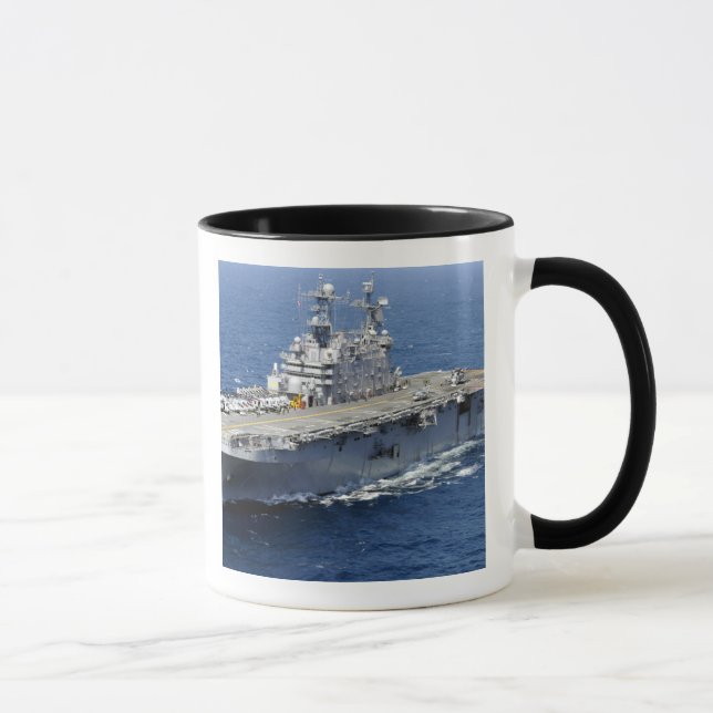 Taza El buque de asalto anfibio USS Peleliu (Derecha)