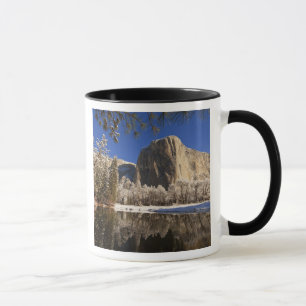 Taza El Capitan se refleja en el río Merced en
