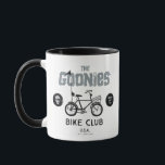 Taza El Club de Bicicletas Goonies<br><div class="desc">Las tonterías | Echa un vistazo a este vintage "Bike Club U.S.A." gráfico,  con una insignia de One-Eyed Willie y "Never Say Die" a ambos lados de una silueta de bicicleta.</div>