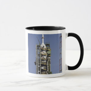 Taza El cohete Soyuz se erige en posición
