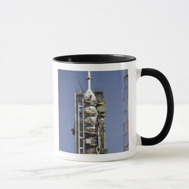 Taza El cohete Soyuz se erige en posición (Derecha)