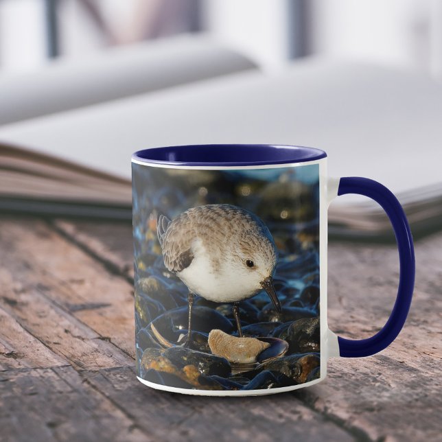 Taza El Cute Sanderling disfruta de la degustación de m (Cute Sanderling Enjoys Seafood Dining 11 oz Coffee Mug Cover Photo.)