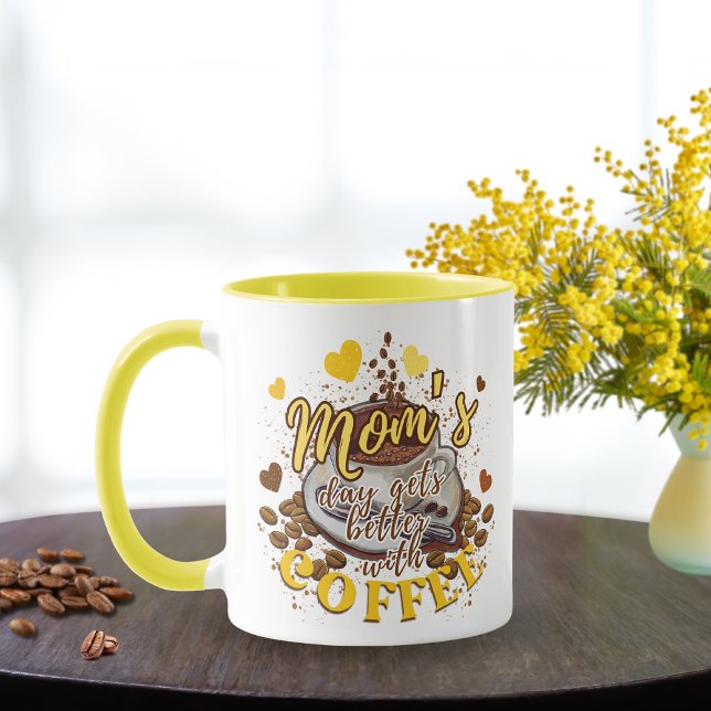 Taza El divertido día de las mamás amarillas mejora con (Subido por el creador)