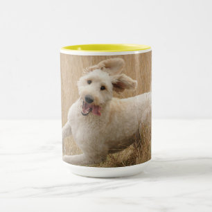 Taza El dordendoodle corre por la hierba