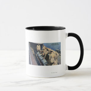 Taza El equipo del barco de Topedo prepara la carga de
