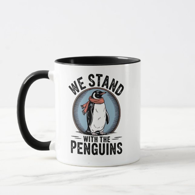 Taza El extraño pingüino resiste la protesta contra los (Izquierda)