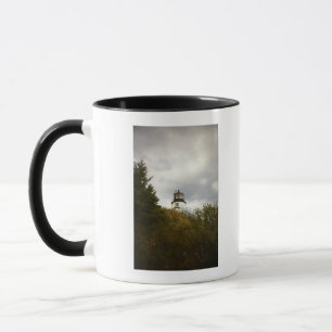 Taza El faro principal del búho en un día nublado