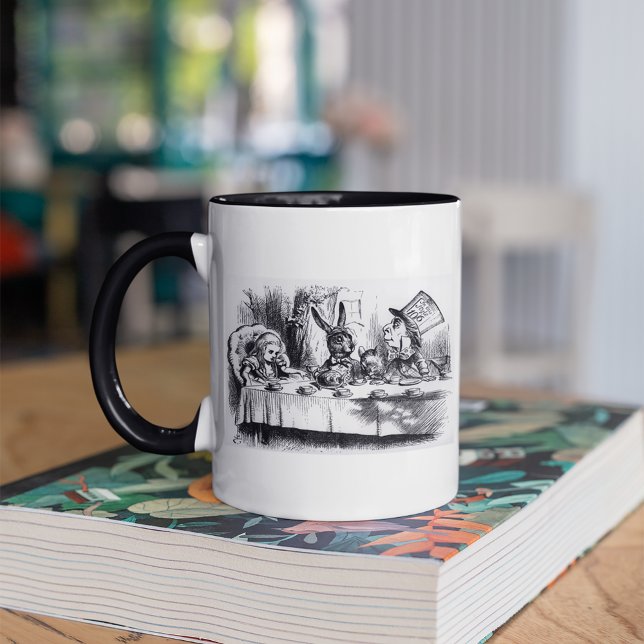 Taza El Fiesta del té del odio a los locos (Mug on table)