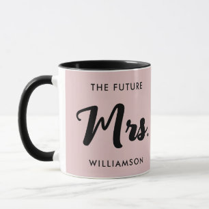 Taza El futuro negro rosado Sra. Apellido Casada