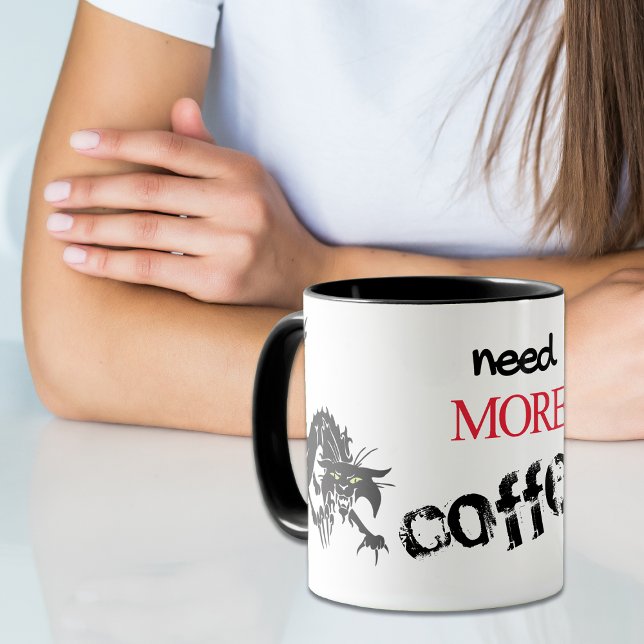 Taza El gato negro gracioso necesita más café (Subido por el creador)