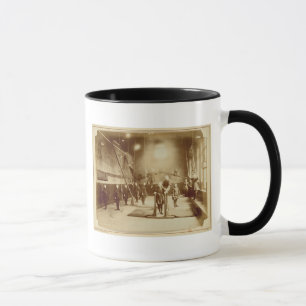 Taza El gimnasio del chica en la institución sorda y