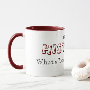 Taza El gracioso historiador Mug (rojo oscuro)