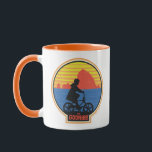 Taza El gráfico de ciclismo Goonies Retro Mikey<br><div class="desc">Las tonterías | Echa un vistazo a esta silueta de Mikey montando su bicicleta en la playa!</div>