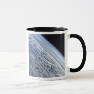 Taza El horizonte de la tierra contra la negrura del